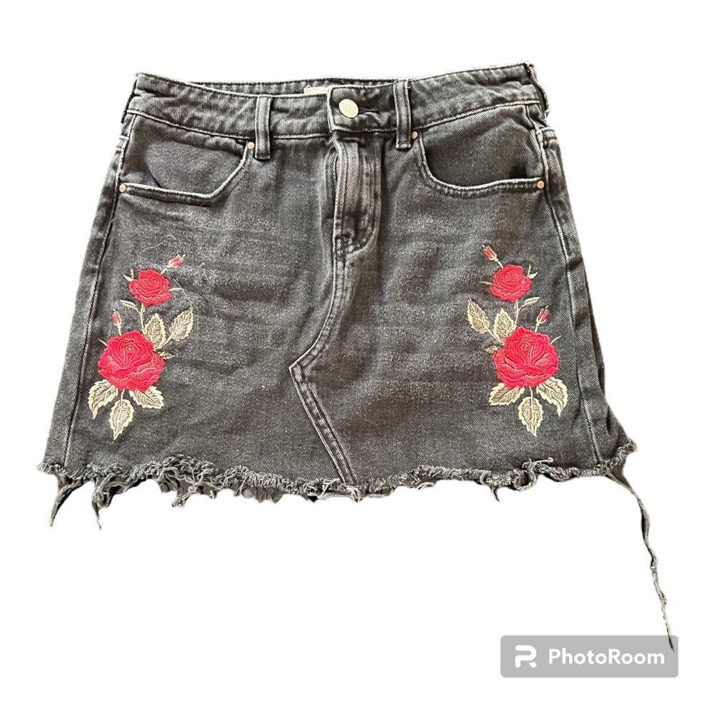 Excellent used condition. Pacsun mini denim skirt with embroidery. Women’s sz 25